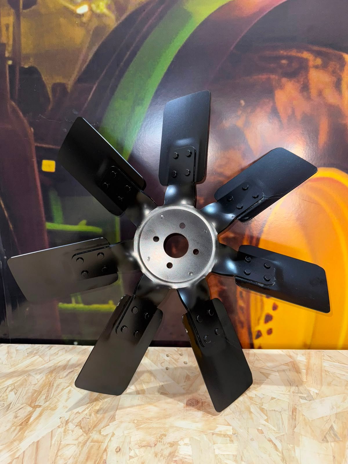 Hélice do ventilador John Deere apoiada sobre bancada